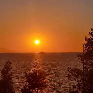Elegant & Cozy Retreat Home, Center Gem By The Seaside, Steps From The Tram Izmir